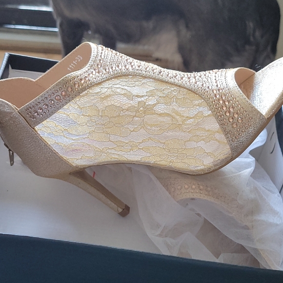 Shoes - Picture 2 of 3